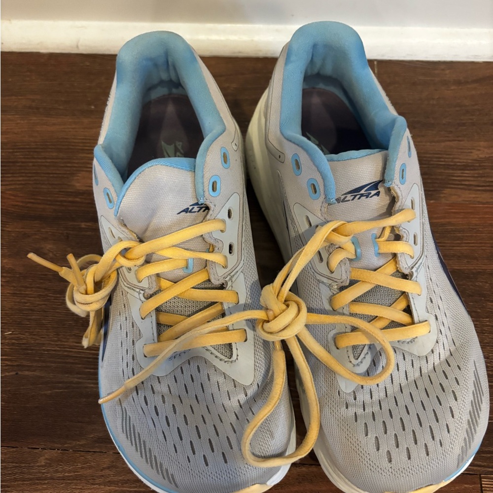 Altra Women's Light Gray and Sky Blue Athletic Shoes